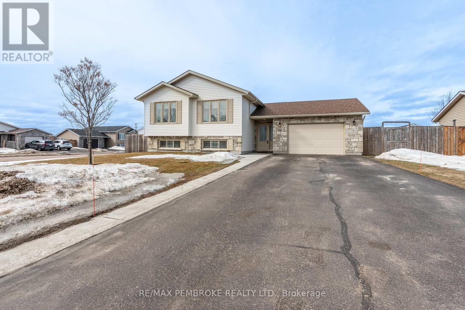 10 Newport Drive, Petawawa, Ontario  K8H 0E1 - Photo 3 - X12984430