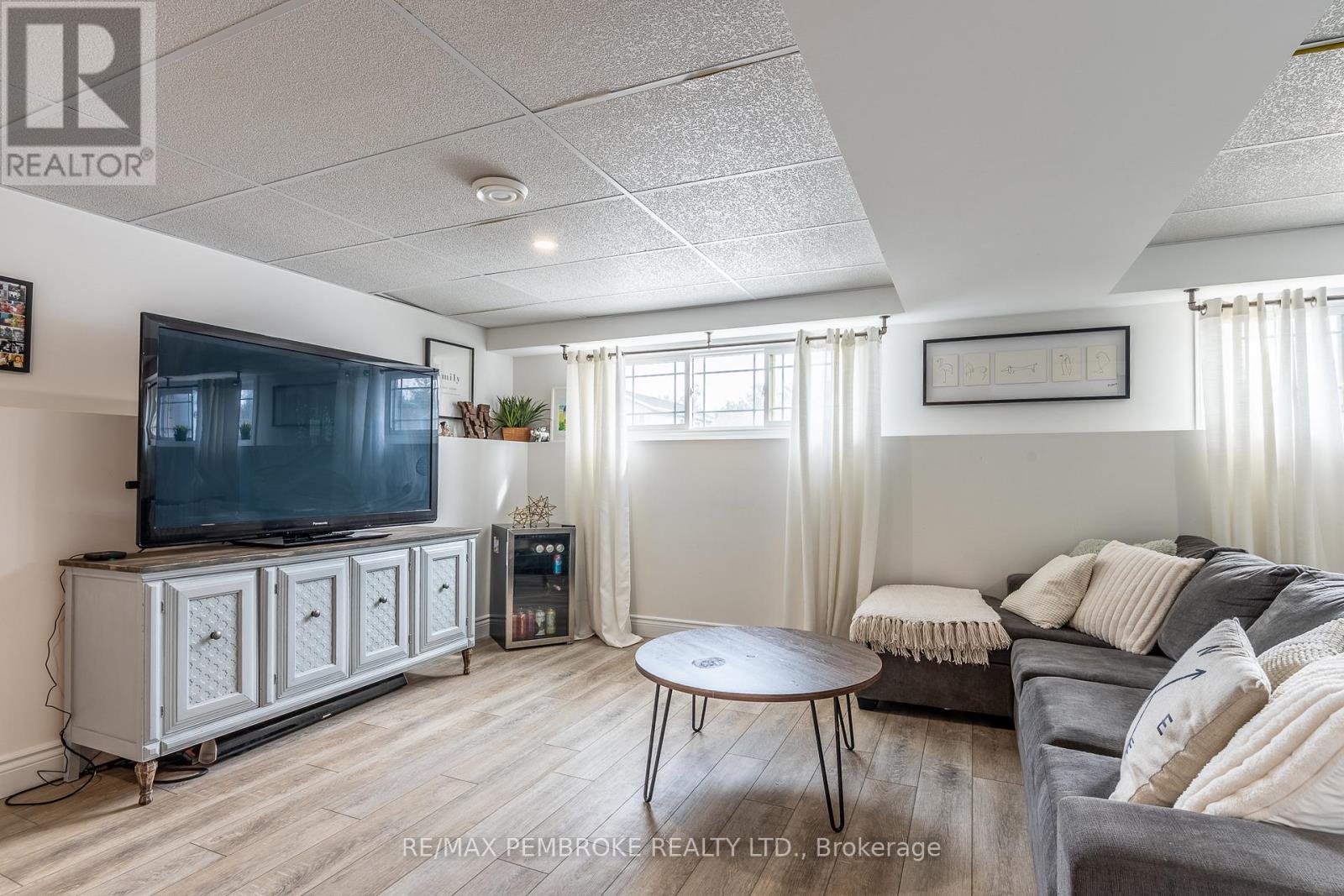 10 Newport Drive, Petawawa, Ontario  K8H 0E1 - Photo 32 - X12984430