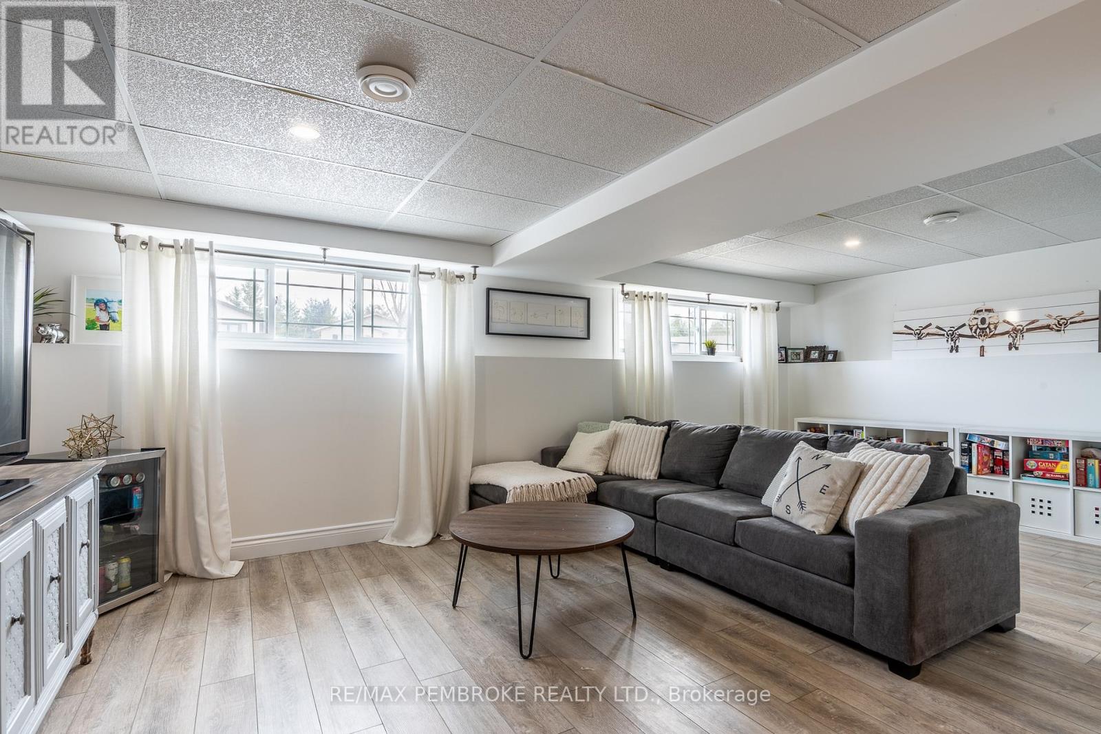 10 Newport Drive, Petawawa, Ontario  K8H 0E1 - Photo 33 - X12984430