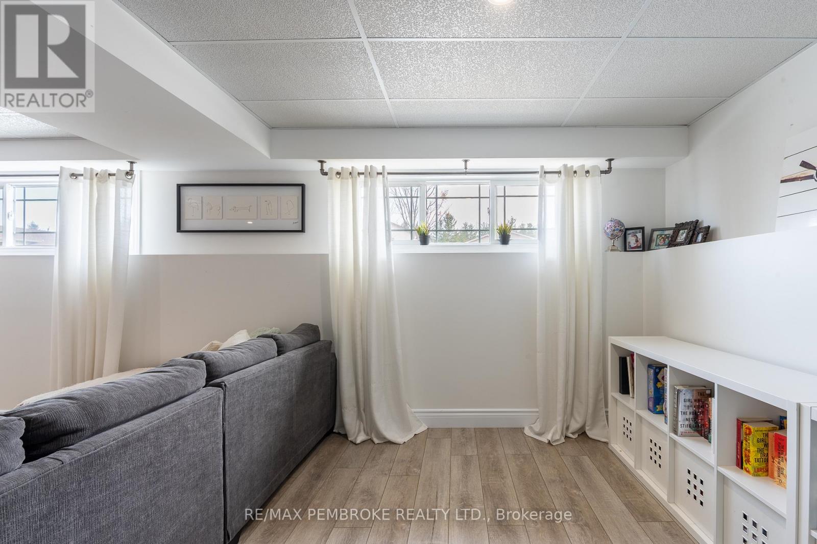 10 Newport Drive, Petawawa, Ontario  K8H 0E1 - Photo 34 - X12984430