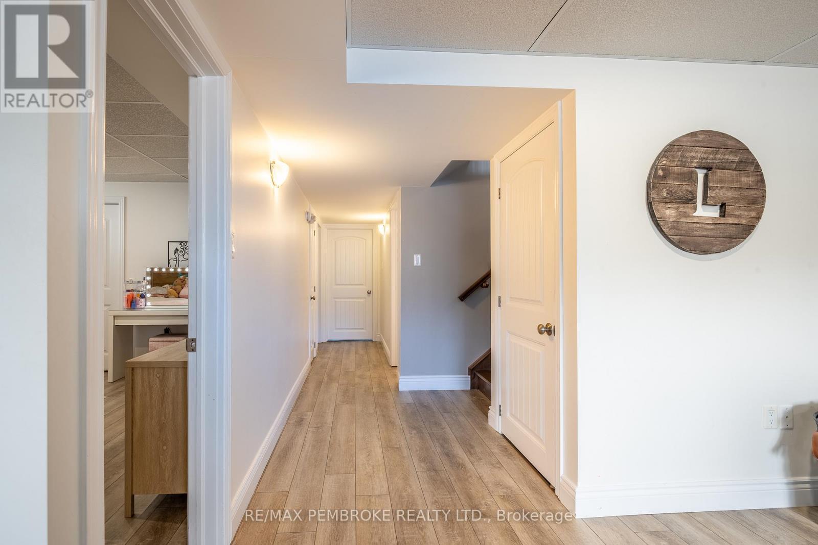 10 Newport Drive, Petawawa, Ontario  K8H 0E1 - Photo 35 - X12984430