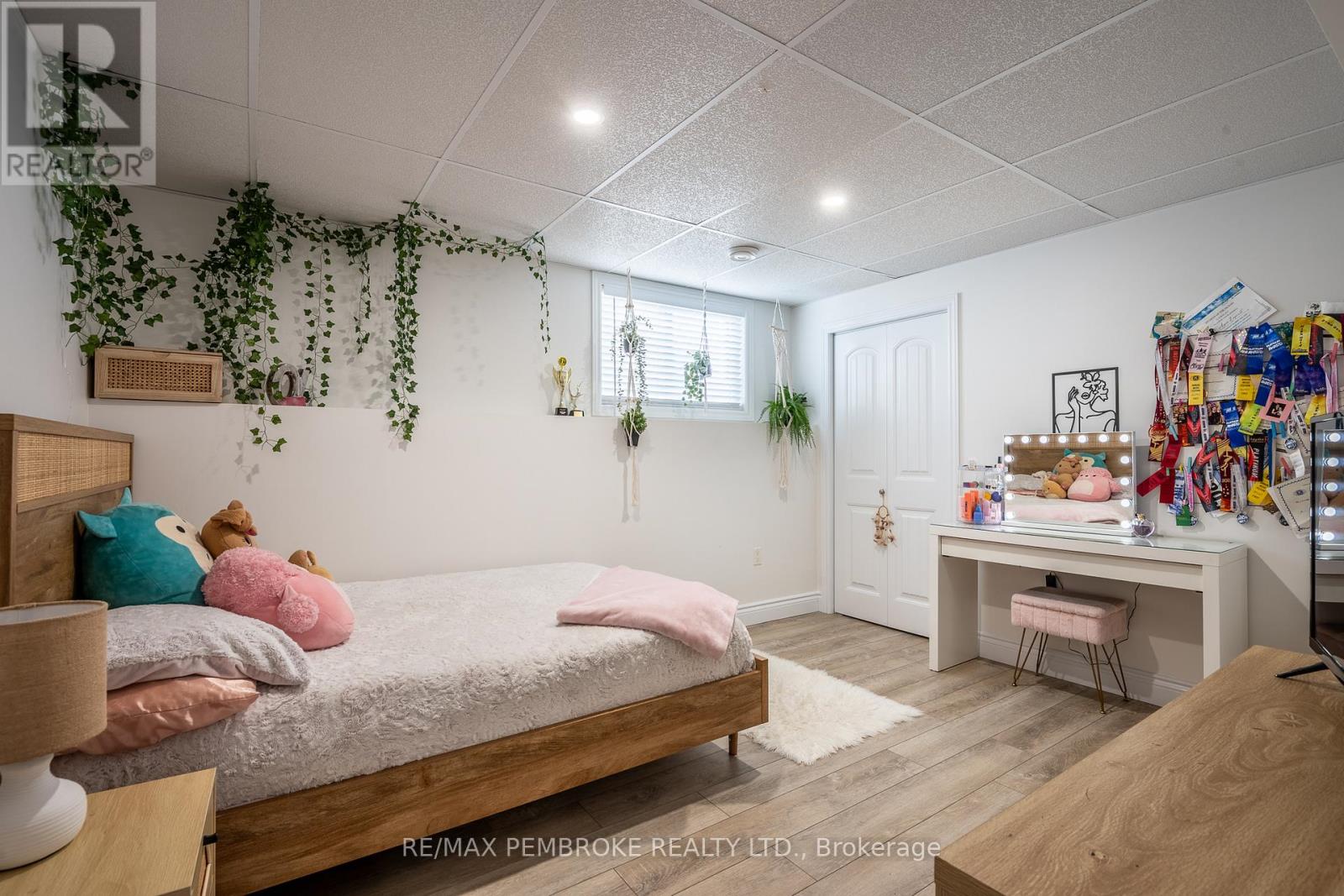 10 Newport Drive, Petawawa, Ontario  K8H 0E1 - Photo 36 - X12984430