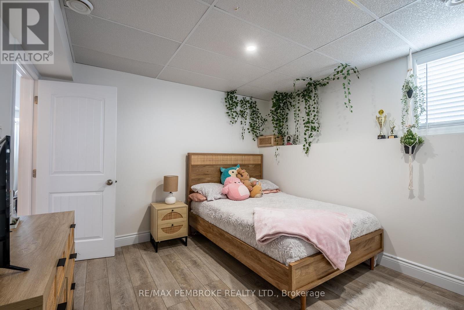 10 Newport Drive, Petawawa, Ontario  K8H 0E1 - Photo 37 - X12984430