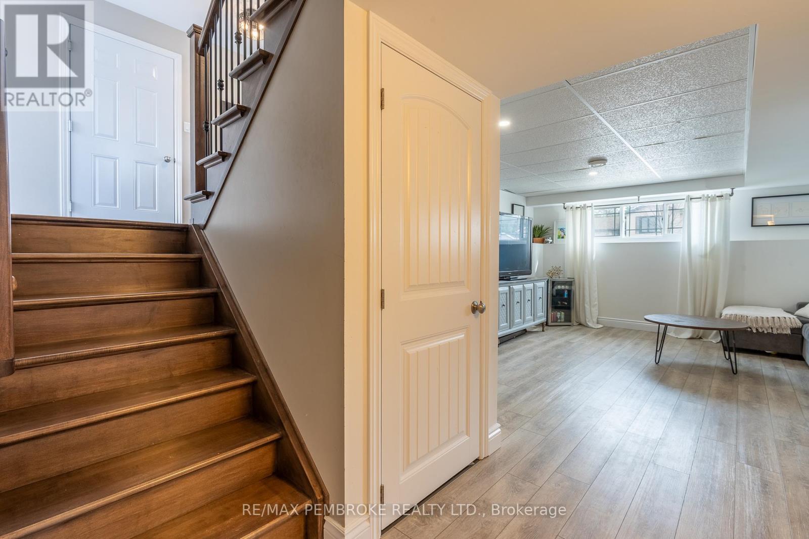 10 Newport Drive, Petawawa, Ontario  K8H 0E1 - Photo 39 - X12984430