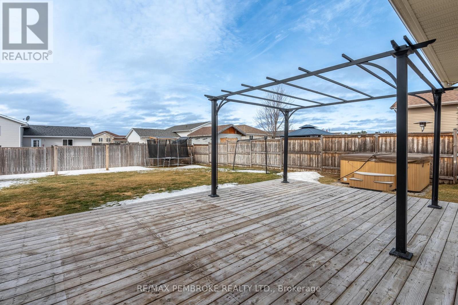 10 Newport Drive, Petawawa, Ontario  K8H 0E1 - Photo 4 - X12984430