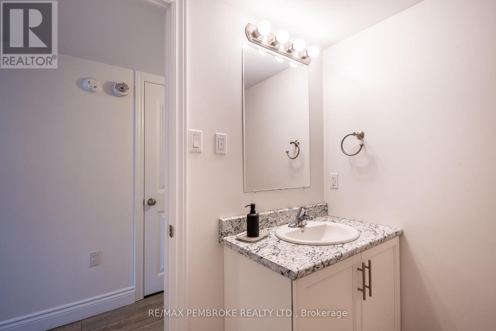 10 Newport Drive, Petawawa, Ontario  K8H 0E1 - Photo 40 - X12984430