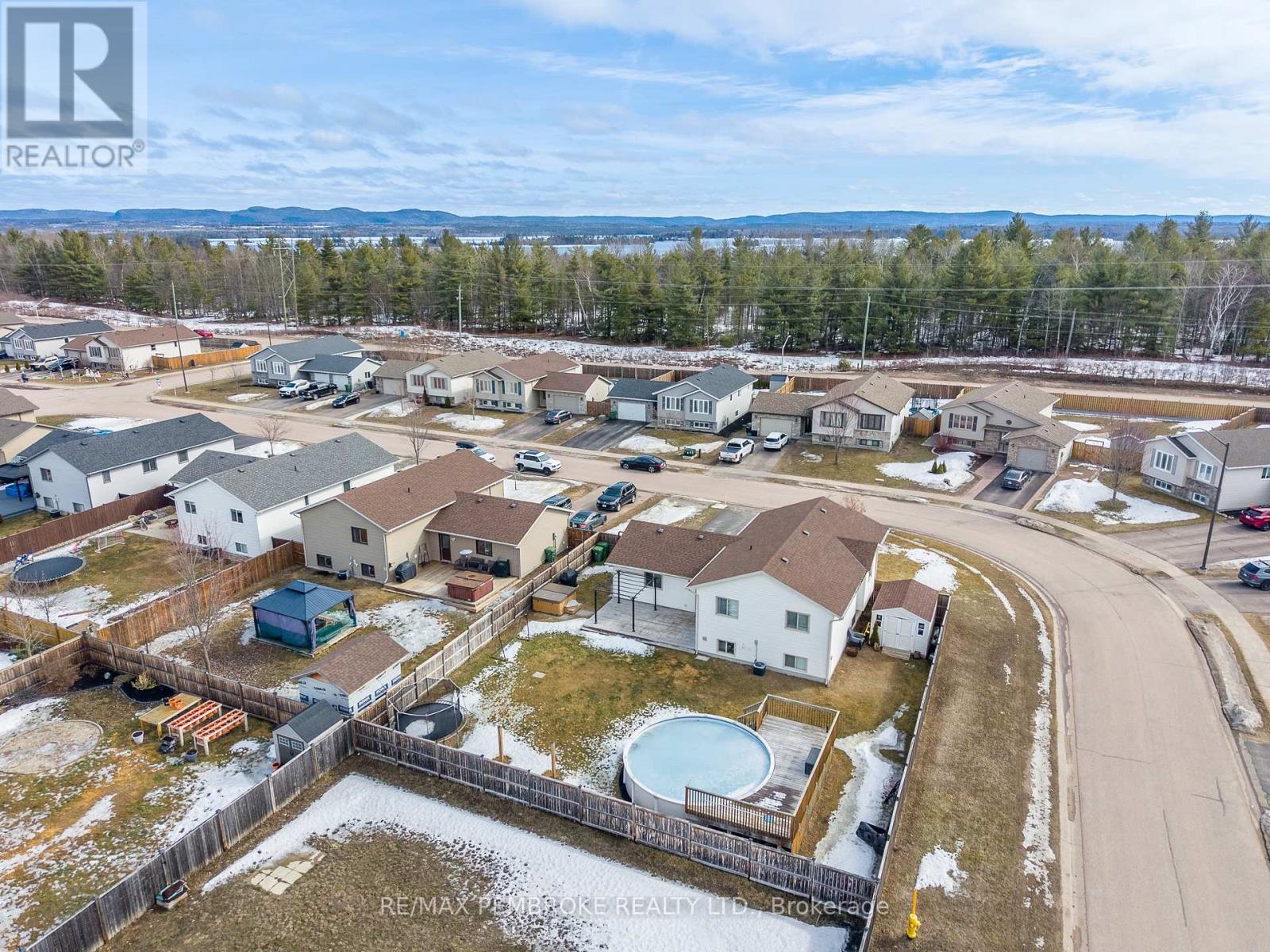 10 Newport Drive, Petawawa, Ontario  K8H 0E1 - Photo 46 - X12984430