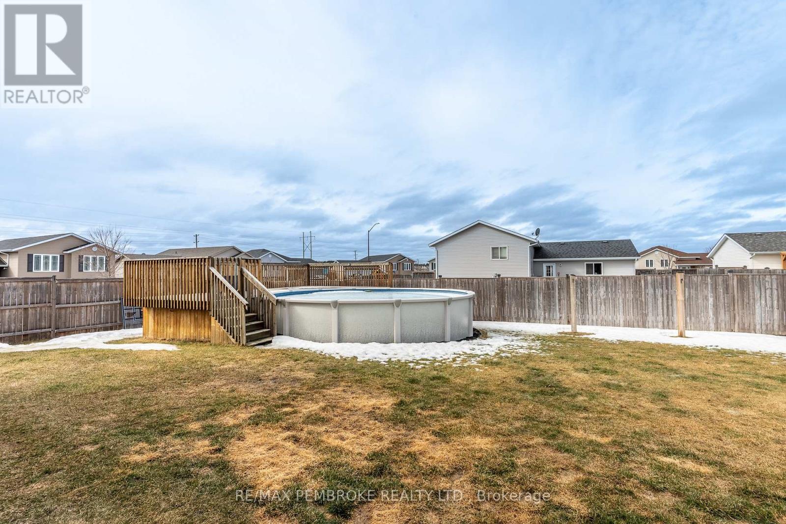 10 Newport Drive, Petawawa, Ontario  K8H 0E1 - Photo 5 - X12984430