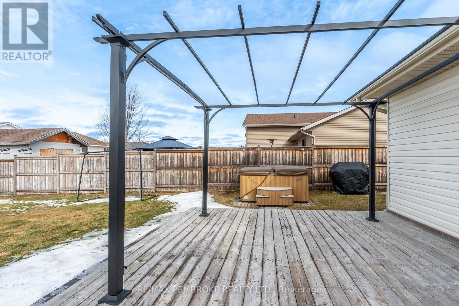 10 Newport Drive, Petawawa, Ontario  K8H 0E1 - Photo 6 - X12984430