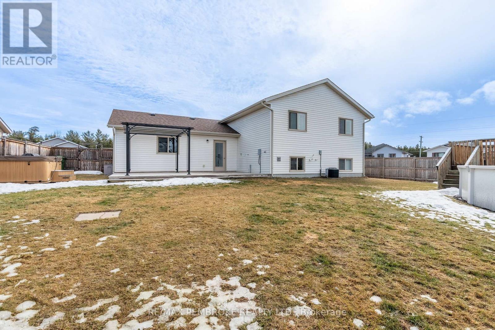 10 Newport Drive, Petawawa, Ontario  K8H 0E1 - Photo 7 - X12984430