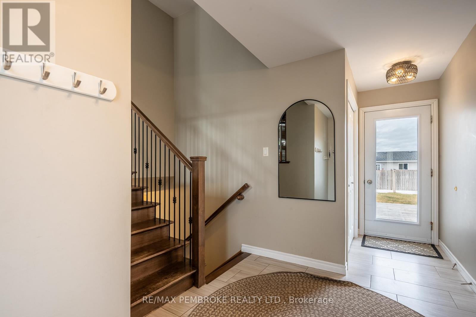 10 Newport Drive, Petawawa, Ontario  K8H 0E1 - Photo 8 - X12984430