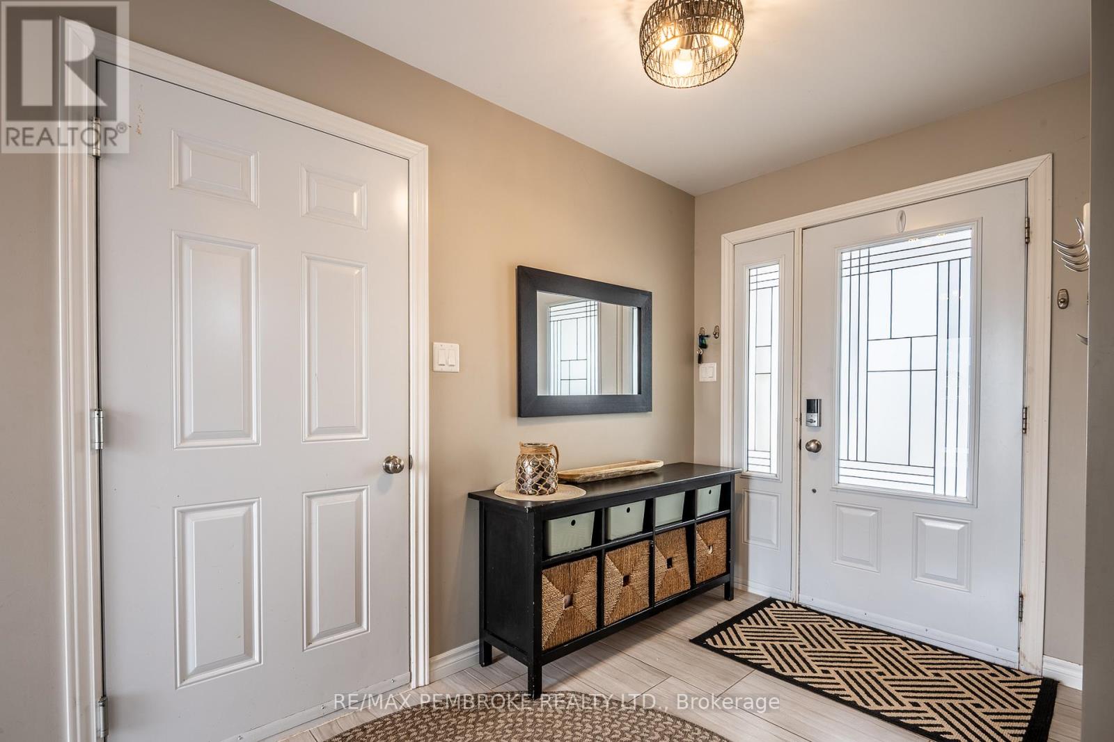 10 Newport Drive, Petawawa, Ontario  K8H 0E1 - Photo 9 - X12984430