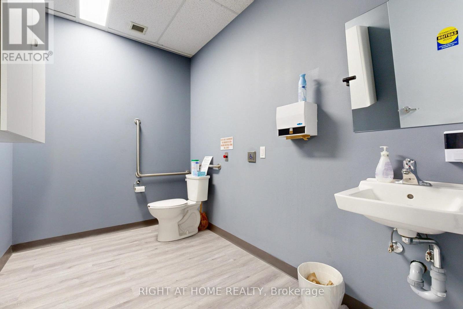 305 - Rms 2,4,10 - 240 Duncan Mill Road, Toronto, Ontario  M3B 3S6 - Photo 12 - C12984390