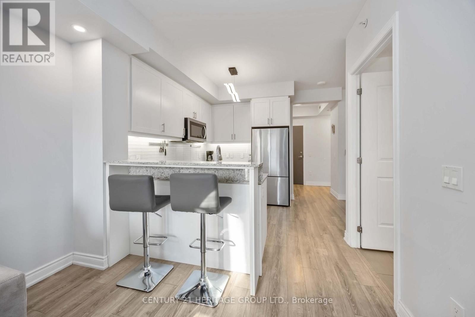 201 - 9618 Yonge Street, Richmond Hill (North Richvale), Ontario  L4C 0X5 - Photo 13 - N12984356