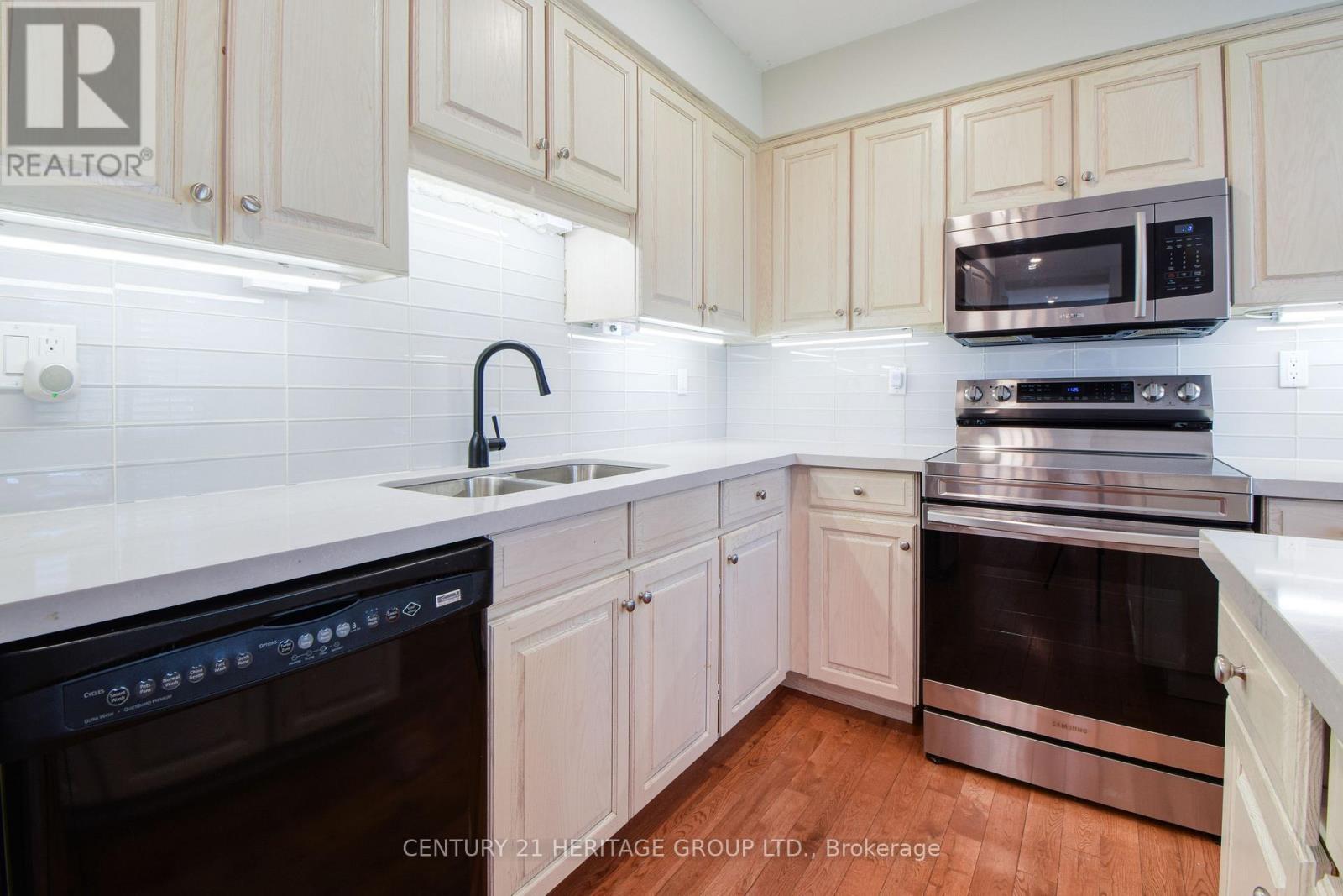 114 Elizabeth Grove, King (King City), Ontario  L7B 1H2 - Photo 4 - N12984444