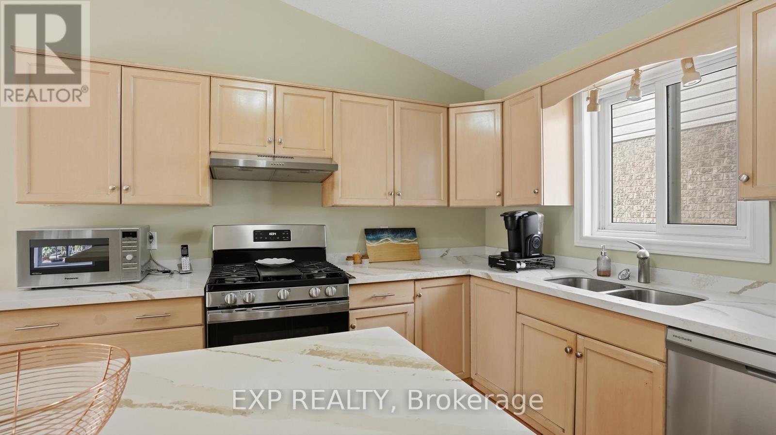 8195 Woodsview Crescent, Niagara Falls, Ontario  L2H 3G1 - Photo 9 - X12979658