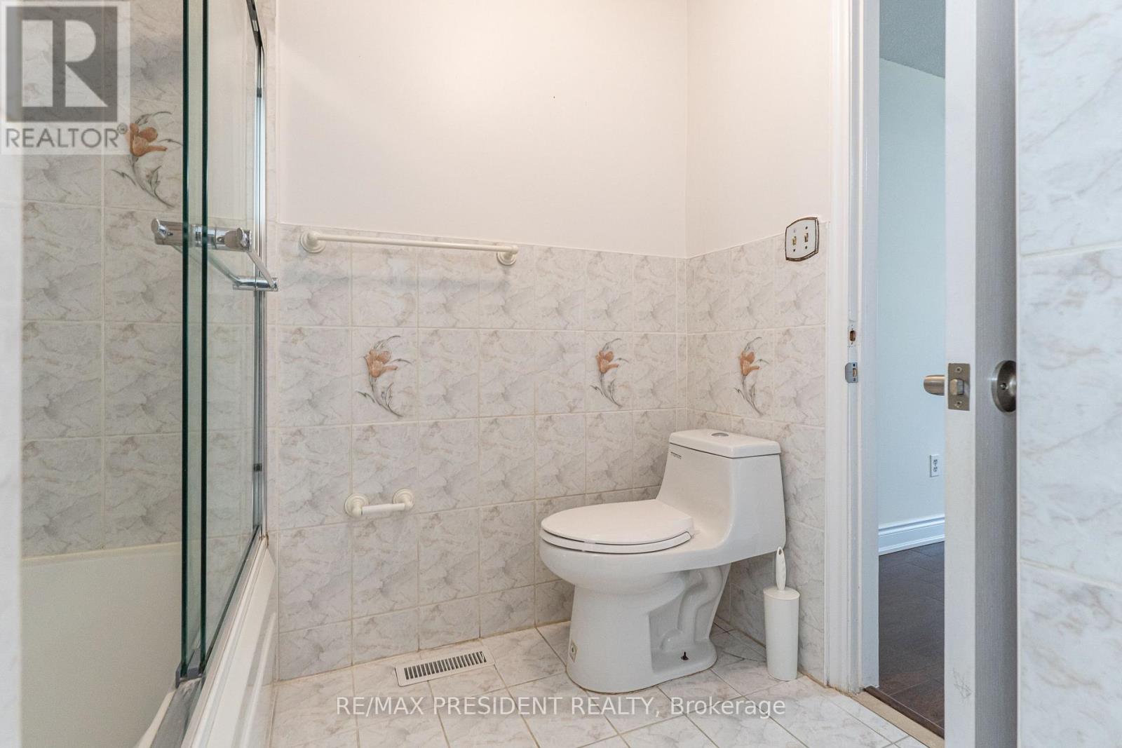 (Upper) - 17 Manitou Crescent, Brampton (Central Park), Ontario  L6S 2Z6 - Photo 16 - W12984358