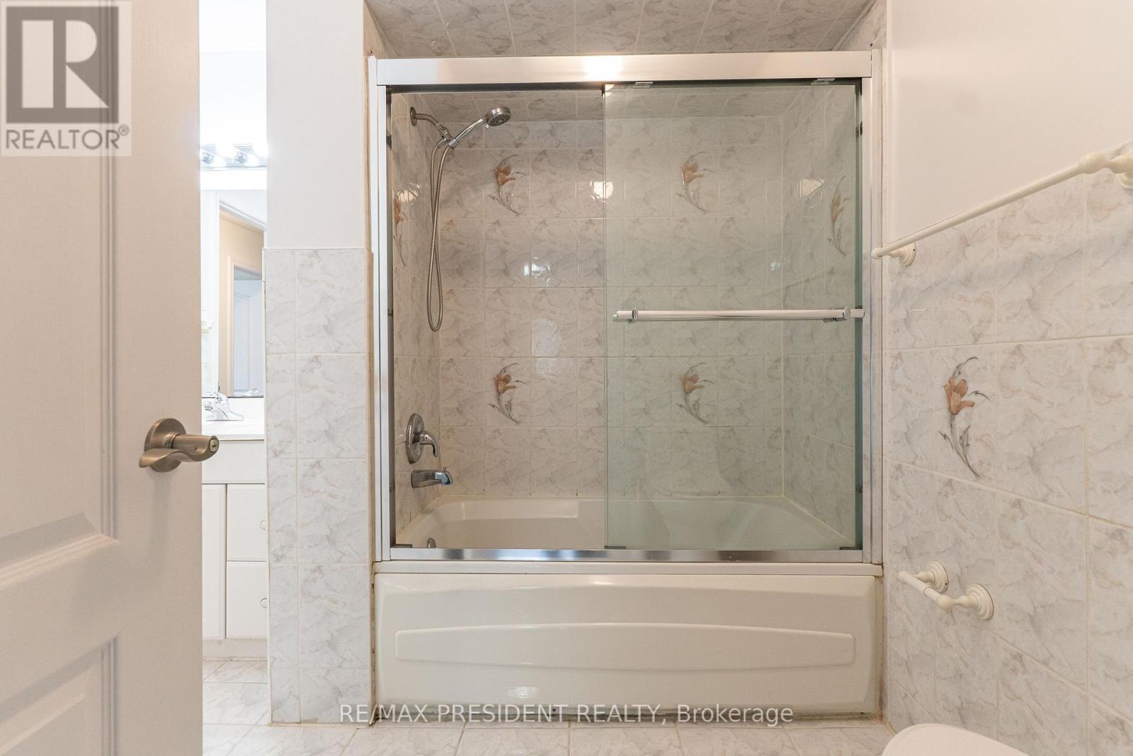 (Upper) - 17 Manitou Crescent, Brampton (Central Park), Ontario  L6S 2Z6 - Photo 17 - W12984358