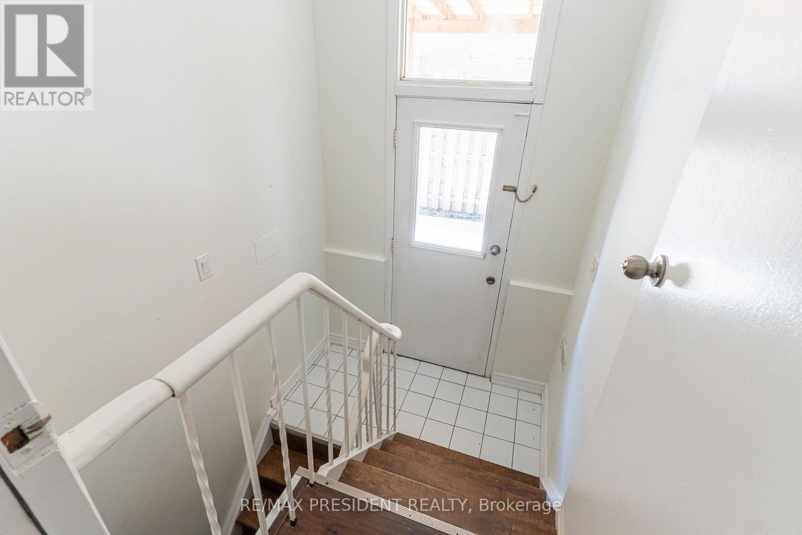 (Upper) - 17 Manitou Crescent, Brampton (Central Park), Ontario  L6S 2Z6 - Photo 24 - W12984358
