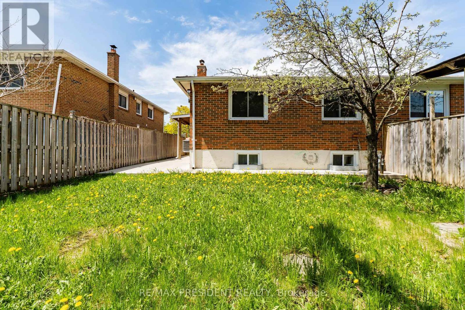 (Upper) - 17 Manitou Crescent, Brampton (Central Park), Ontario  L6S 2Z6 - Photo 27 - W12984358