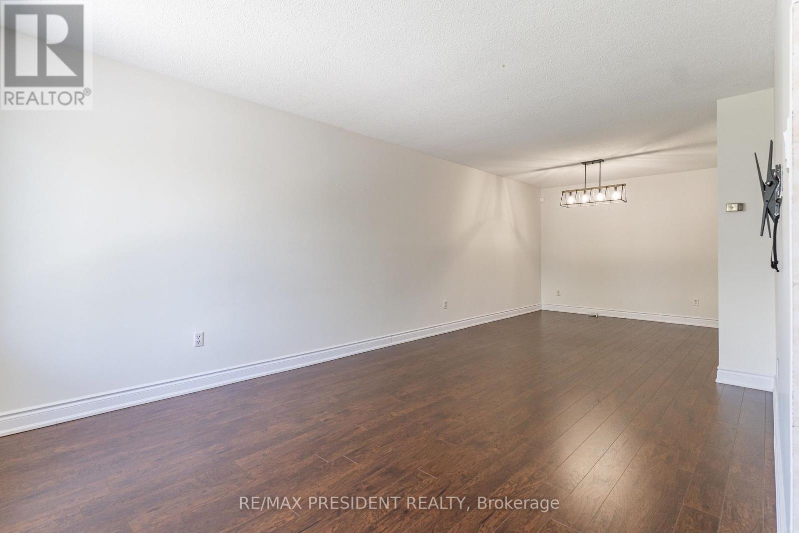 (Upper) - 17 Manitou Crescent, Brampton (Central Park), Ontario  L6S 2Z6 - Photo 4 - W12984358