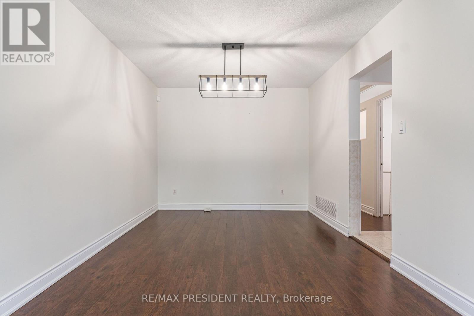 (Upper) - 17 Manitou Crescent, Brampton (Central Park), Ontario  L6S 2Z6 - Photo 5 - W12984358