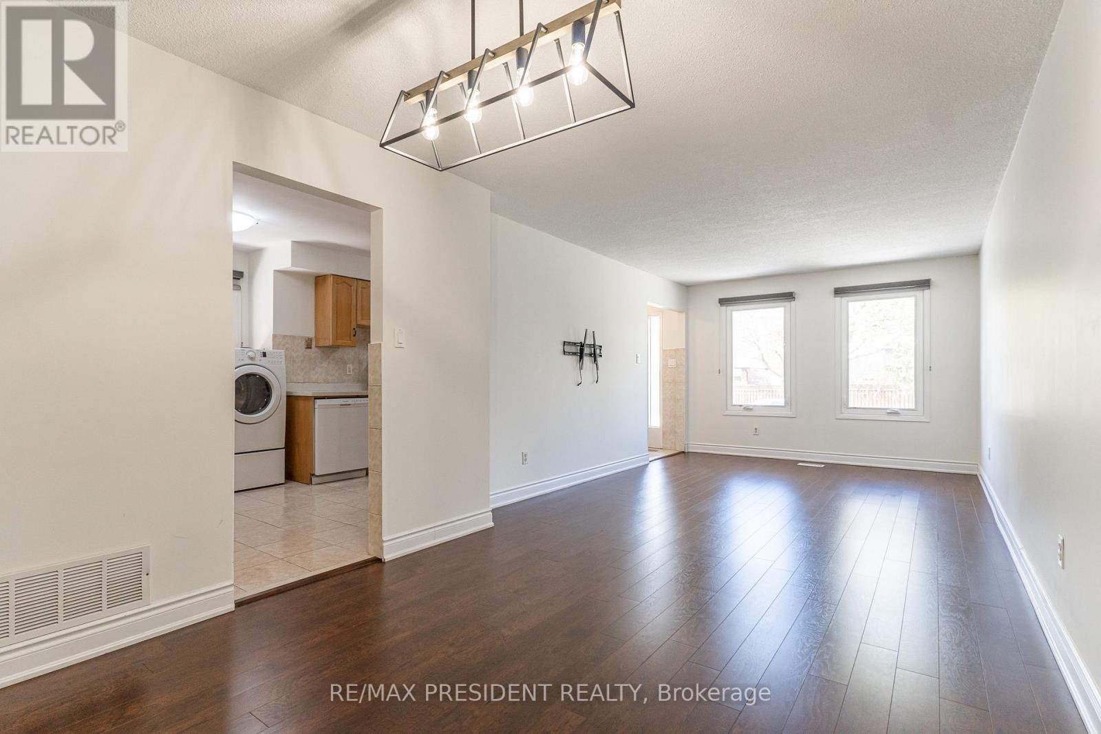 (Upper) - 17 Manitou Crescent, Brampton (Central Park), Ontario  L6S 2Z6 - Photo 7 - W12984358