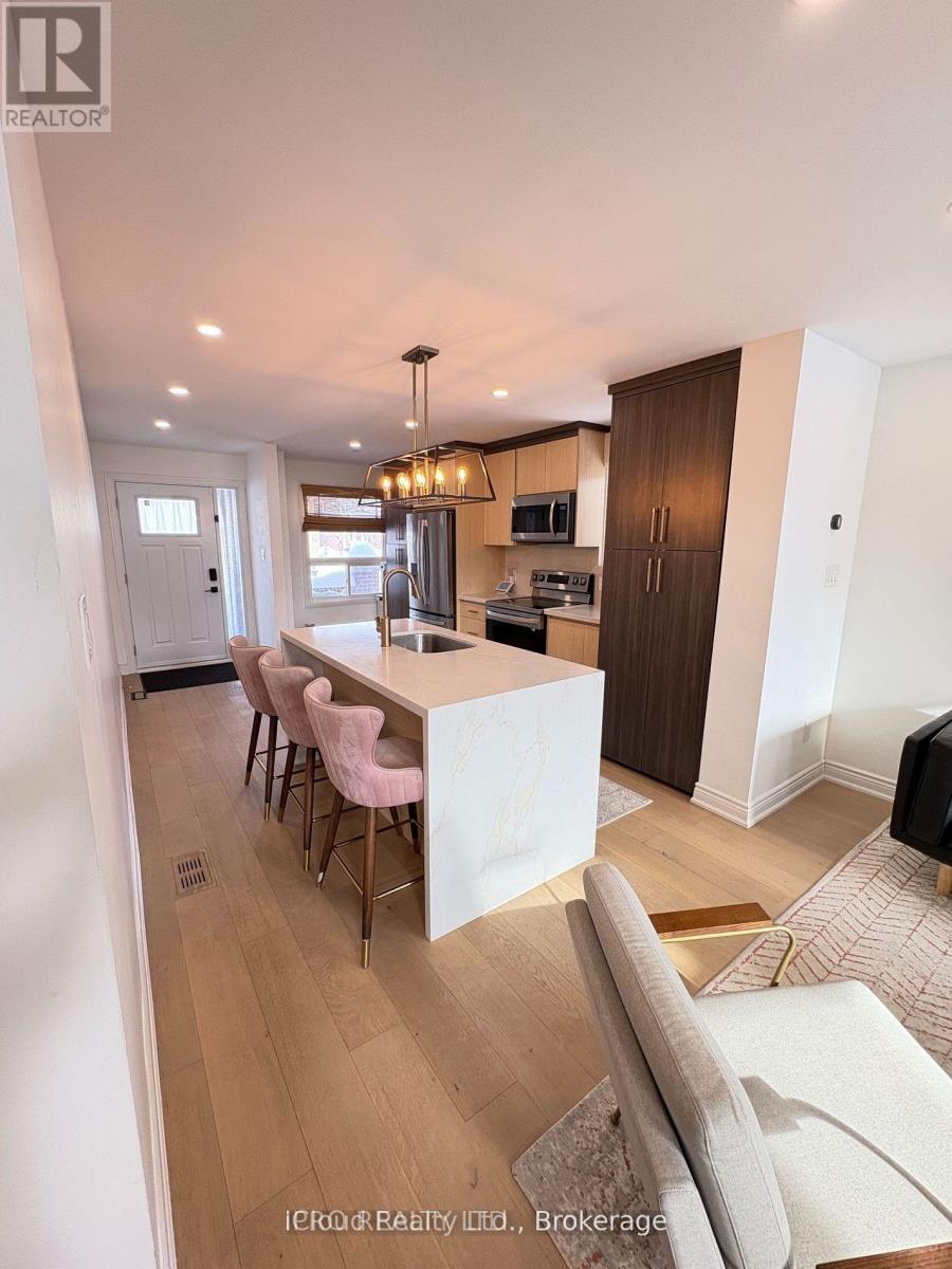 Upper- 852 Thistle Down Court, Mississauga (Creditview), Ontario  L5C 3K6 - Photo 4 - W12984398