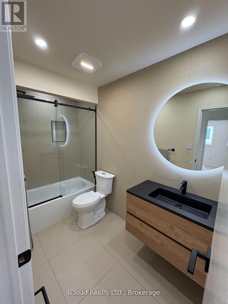 Upper- 852 Thistle Down Court, Mississauga (Creditview), Ontario  L5C 3K6 - Photo 6 - W12984398