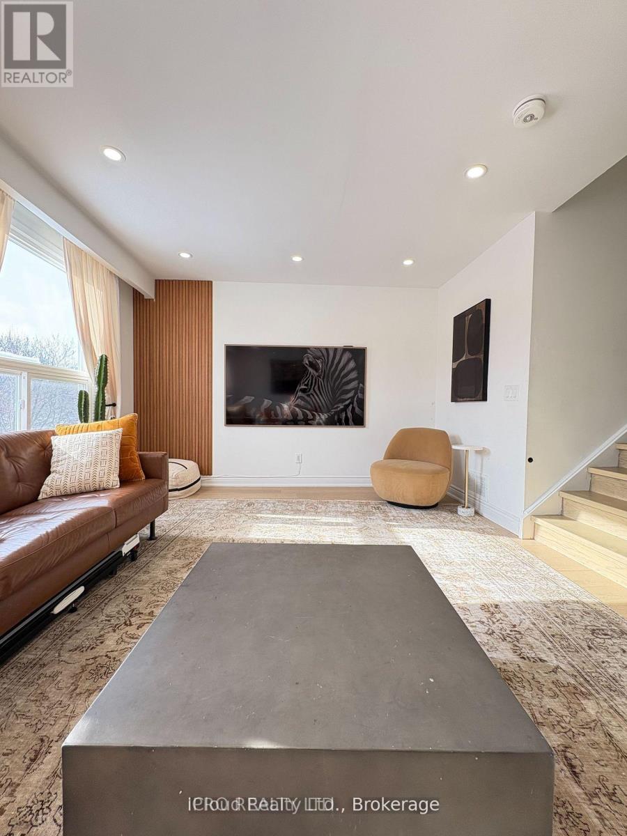 Upper- 852 Thistle Down Court, Mississauga (Creditview), Ontario  L5C 3K6 - Photo 7 - W12984398