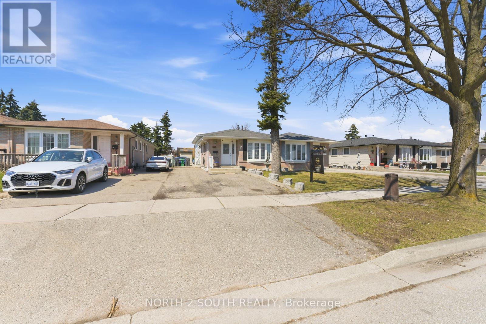 7739 Priory Crescent, Mississauga, Ontario  L4T 3H6 - Photo 4 - W12984412