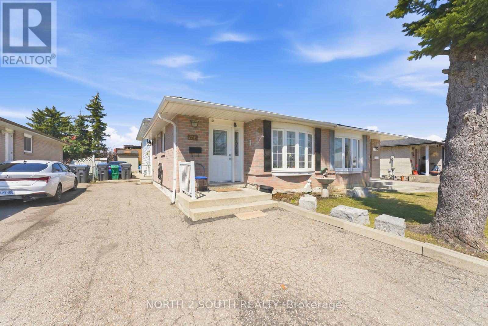 7739 Priory Crescent, Mississauga, Ontario  L4T 3H6 - Photo 5 - W12984412