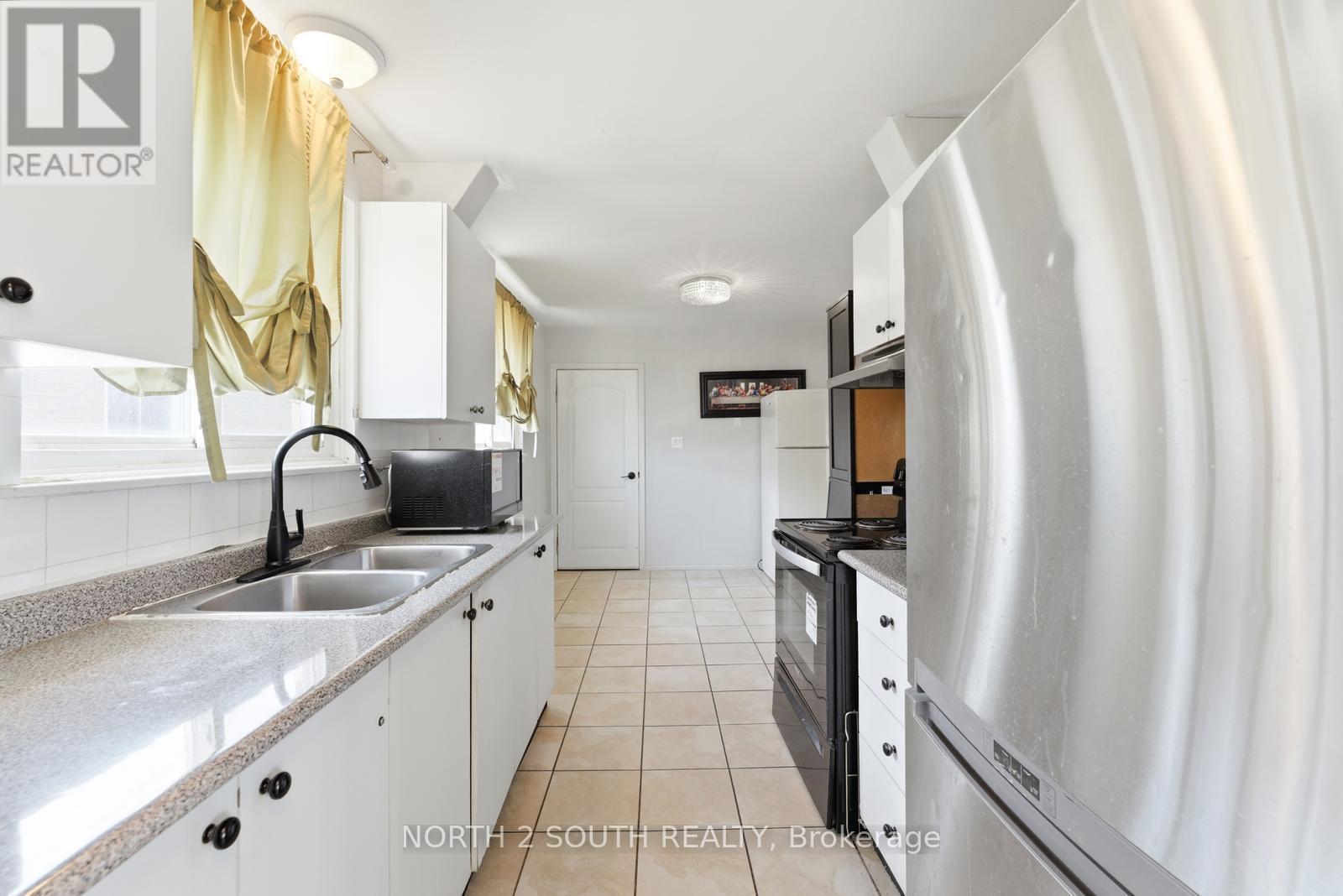 7739 Priory Crescent, Mississauga, Ontario  L4T 3H6 - Photo 9 - W12984412