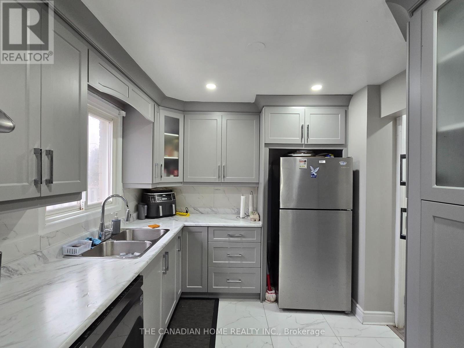 12 Norma Crescent, Brampton, Ontario  L6S 4H2 - Photo 8 - W12984426