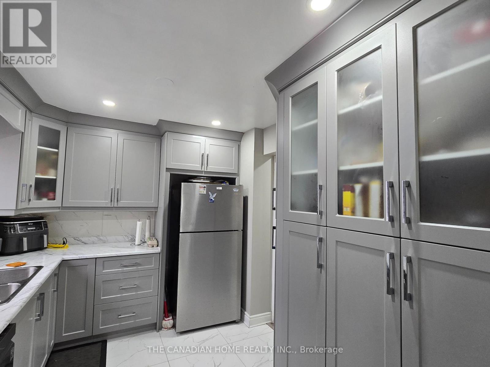 12 Norma Crescent, Brampton, Ontario  L6S 4H2 - Photo 9 - W12984426