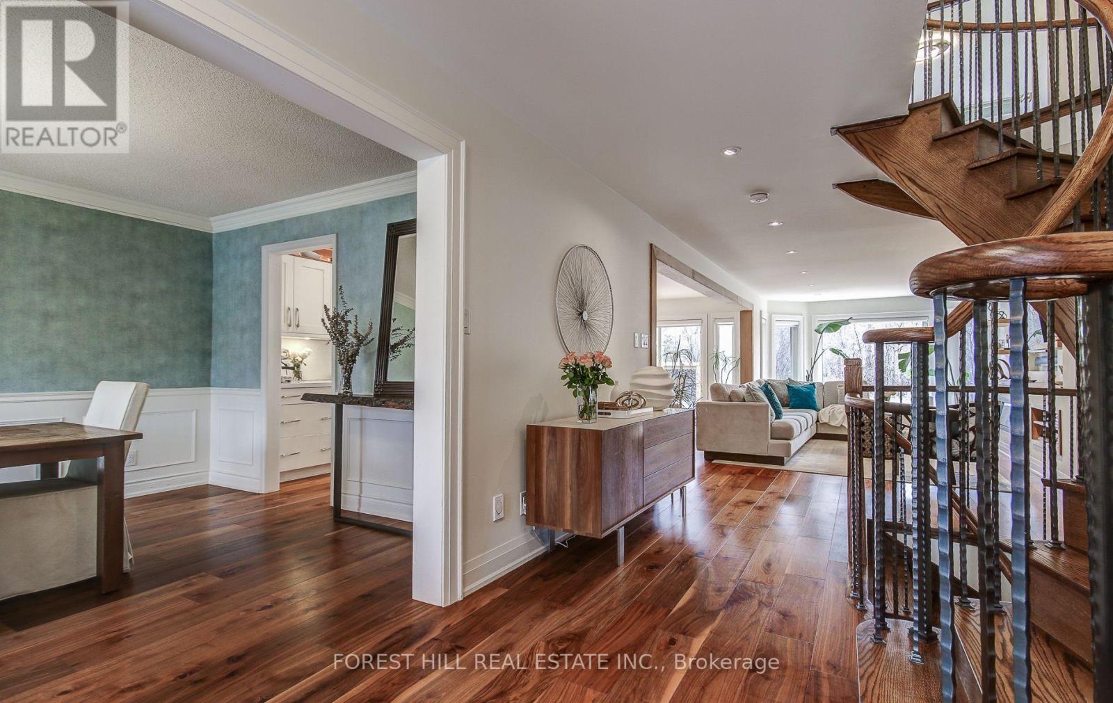 1260 Mapleridge Crescent, Oakville, Ontario  L6M 2H1 - Photo 5 - W12984472