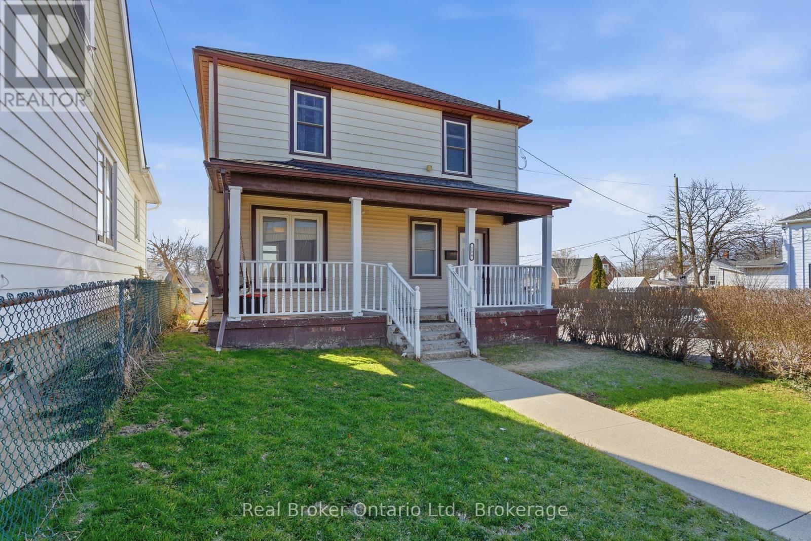 154 Niagara Falls Road, Thorold, Ontario  L2V 1H6 - Photo 3 - X12984512