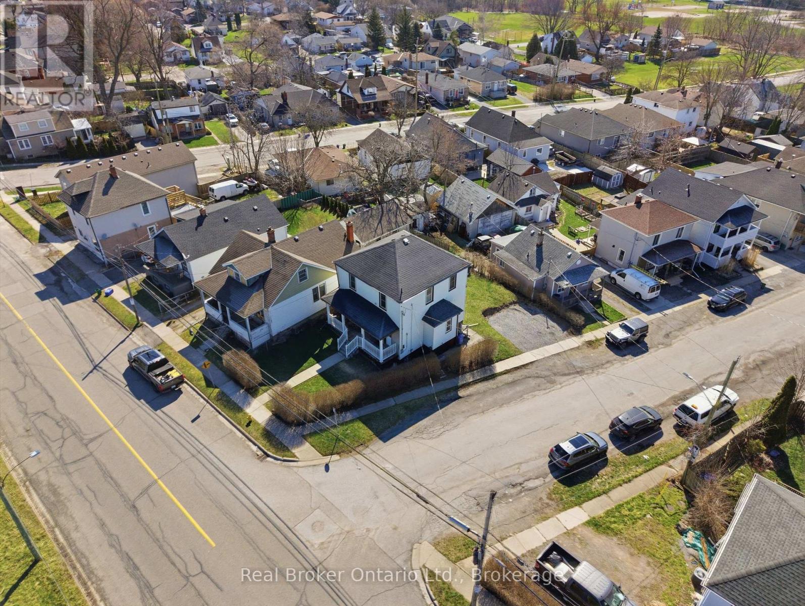 154 Niagara Falls Road, Thorold, Ontario  L2V 1H6 - Photo 4 - X12984512