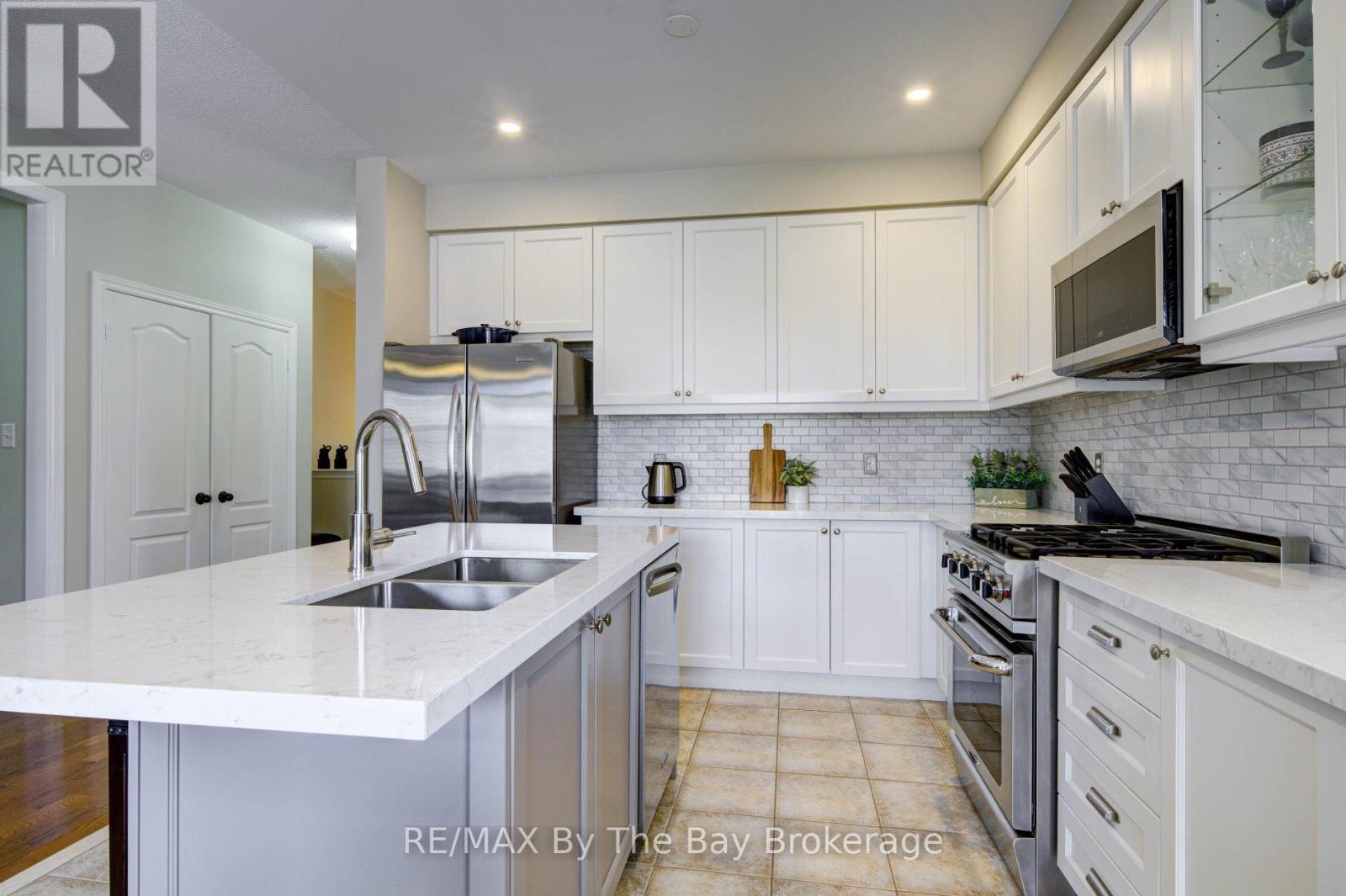 69 White Sands Way, Wasaga Beach, Ontario  L9Z 0E1 - Photo 3 - S12984532