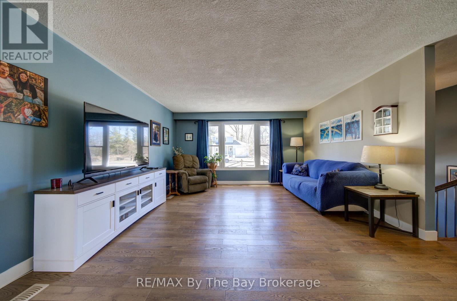 9 Frederick Dr. Drive, Wasaga Beach, Ontario  L9Z 1P9 - Photo 5 - S12984614