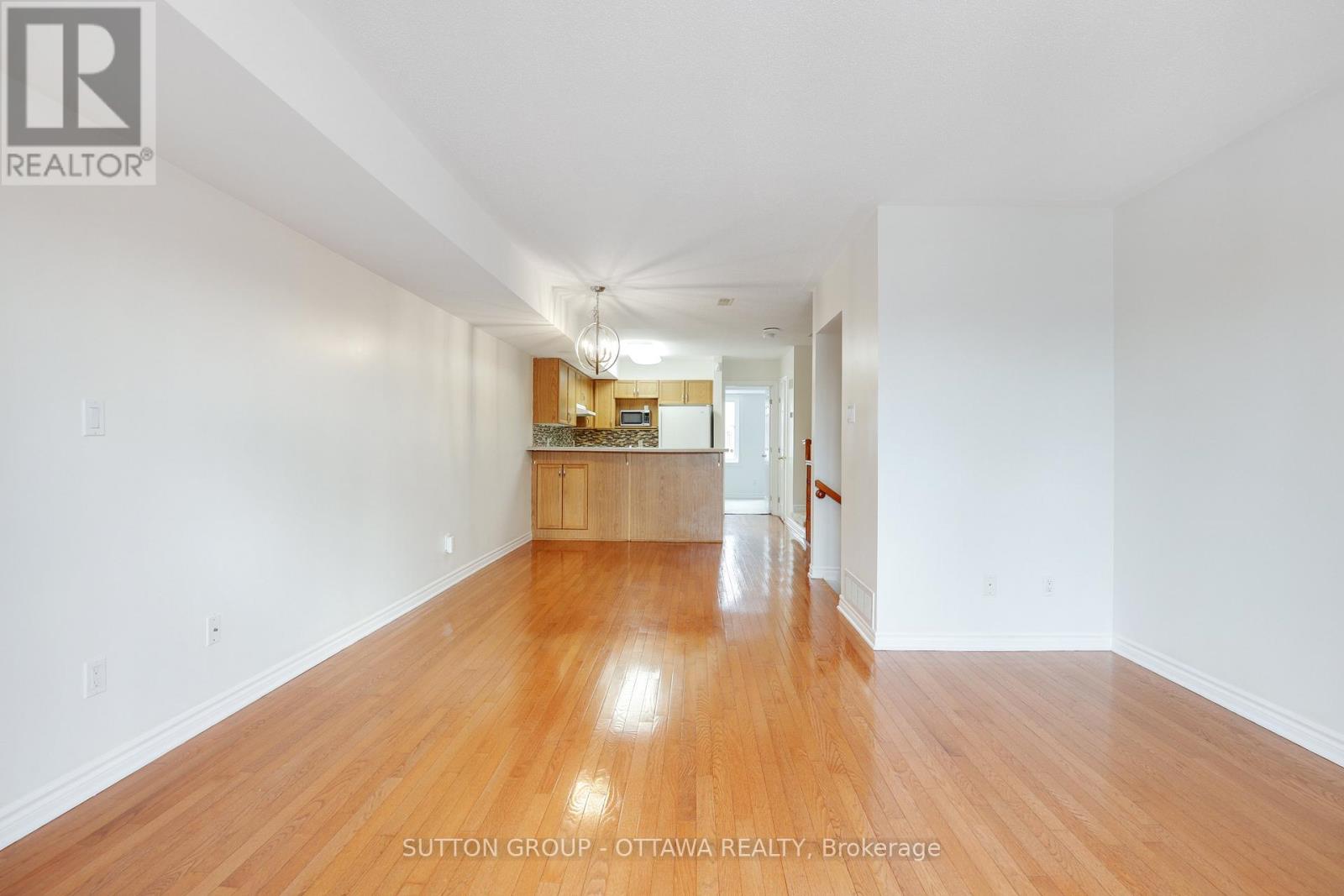 115 Tall Pines Private, Ottawa, Ontario  K2H 1H1 - Photo 13 - X12984562