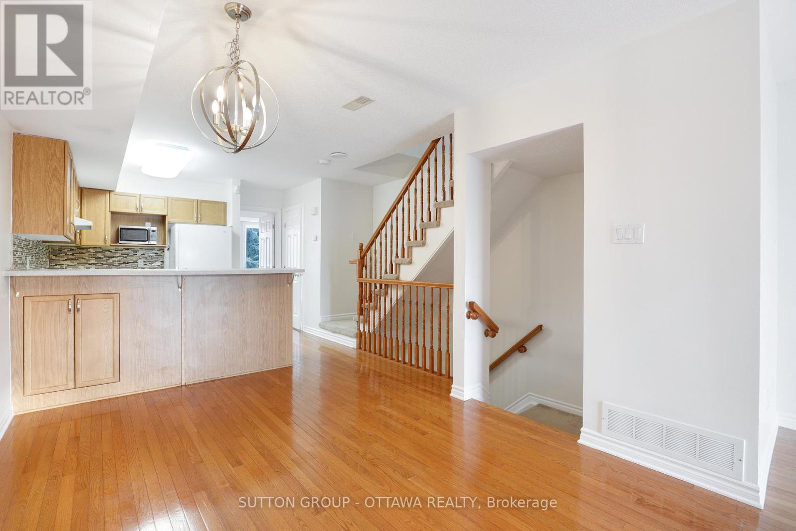 115 Tall Pines Private, Ottawa, Ontario  K2H 1H1 - Photo 4 - X12984562