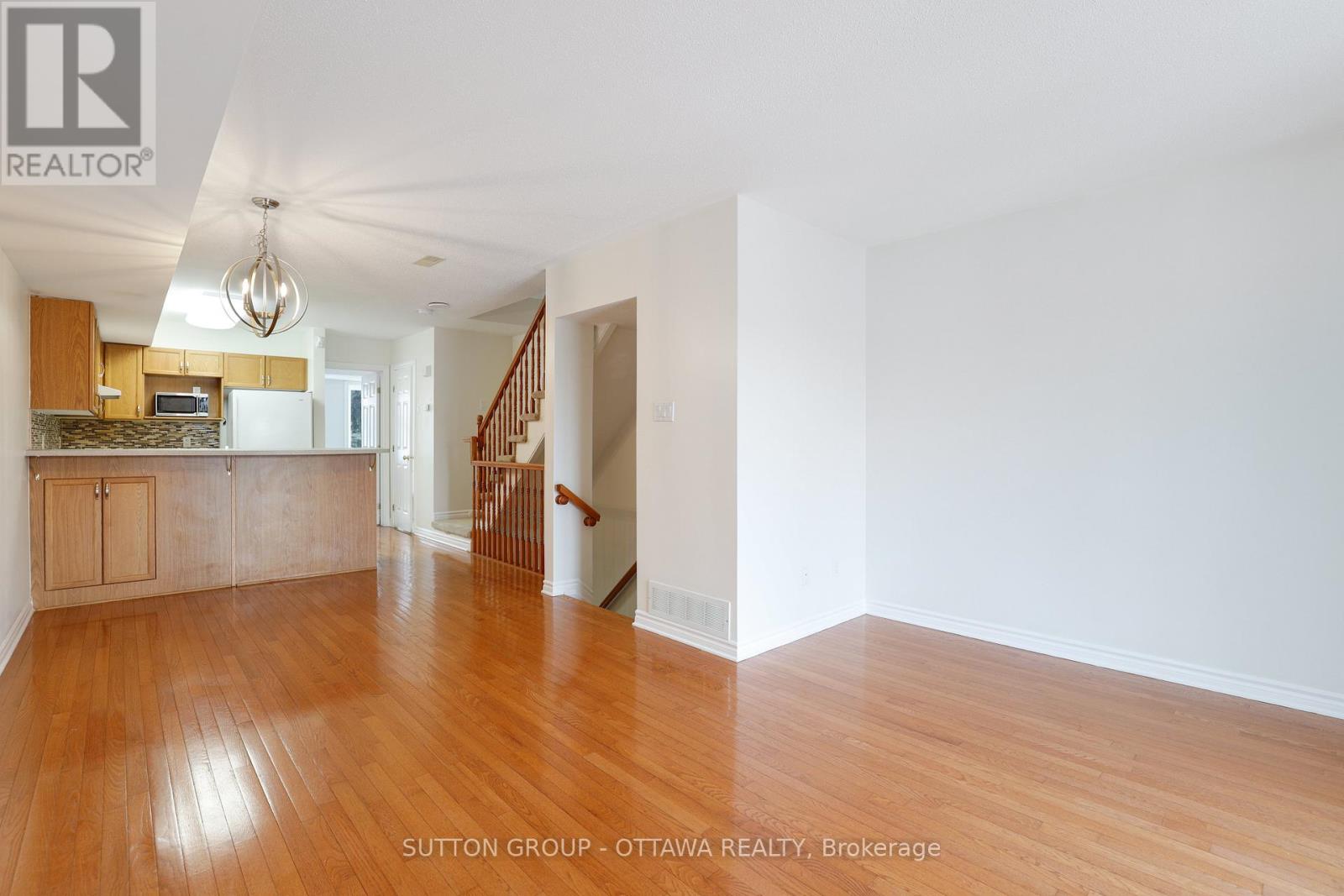 115 Tall Pines Private, Ottawa, Ontario  K2H 1H1 - Photo 5 - X12984562