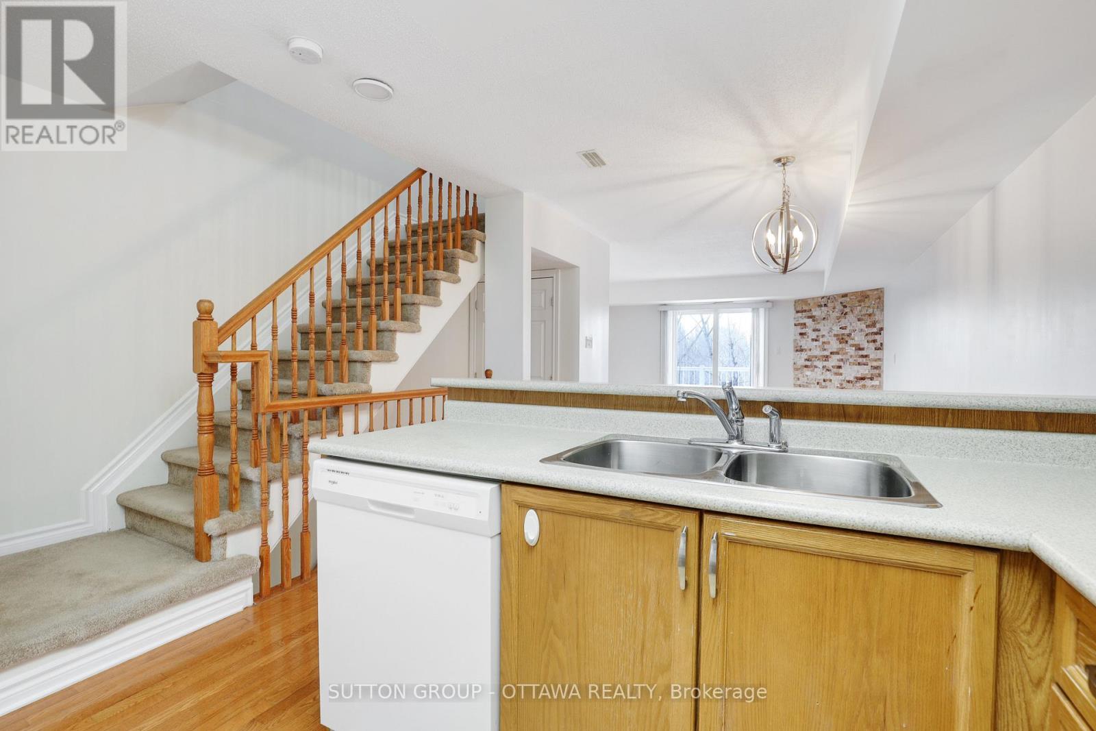 115 Tall Pines Private, Ottawa, Ontario  K2H 1H1 - Photo 6 - X12984562