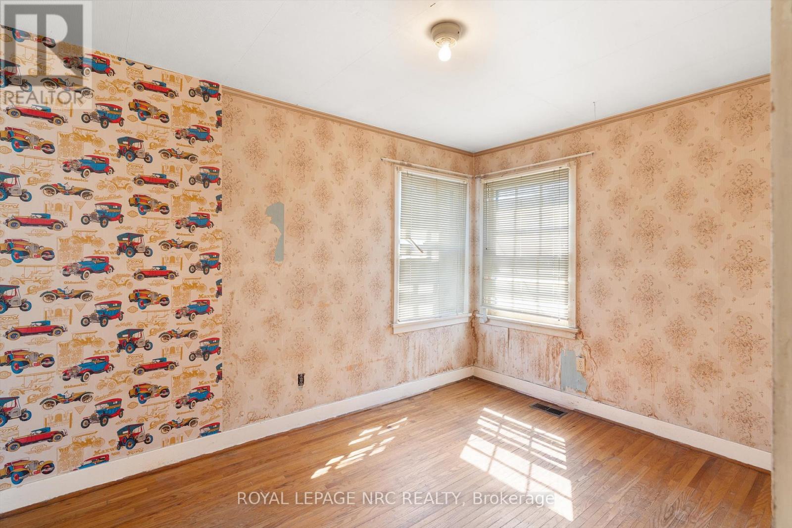 8 Byron Place, St. Catharines, Ontario  L2R 1M2 - Photo 10 - X12984648