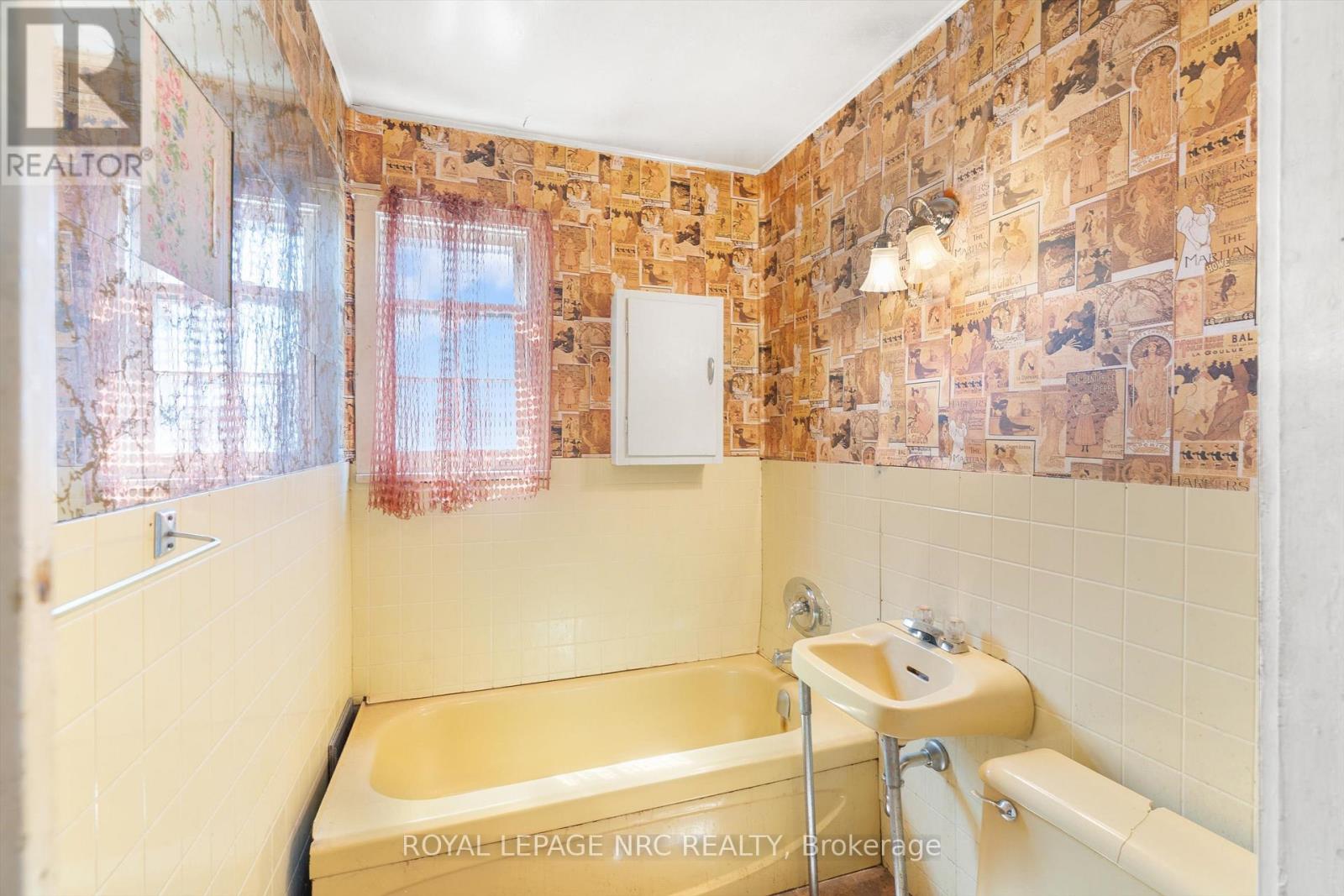 8 Byron Place, St. Catharines, Ontario  L2R 1M2 - Photo 12 - X12984648