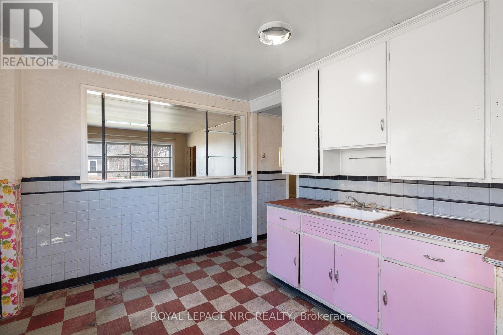 8 Byron Place, St. Catharines, Ontario  L2R 1M2 - Photo 5 - X12984648