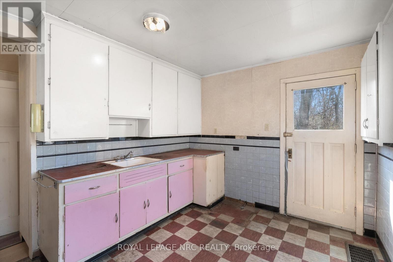 8 Byron Place, St. Catharines, Ontario  L2R 1M2 - Photo 6 - X12984648