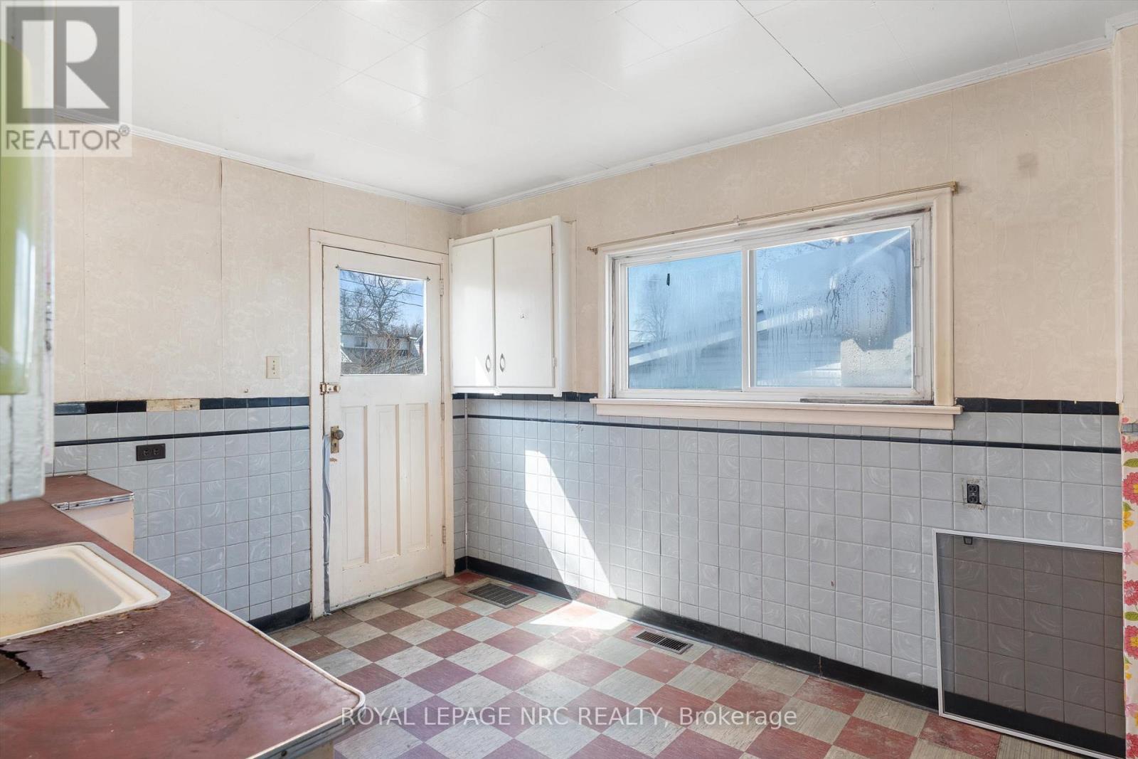 8 Byron Place, St. Catharines, Ontario  L2R 1M2 - Photo 7 - X12984648