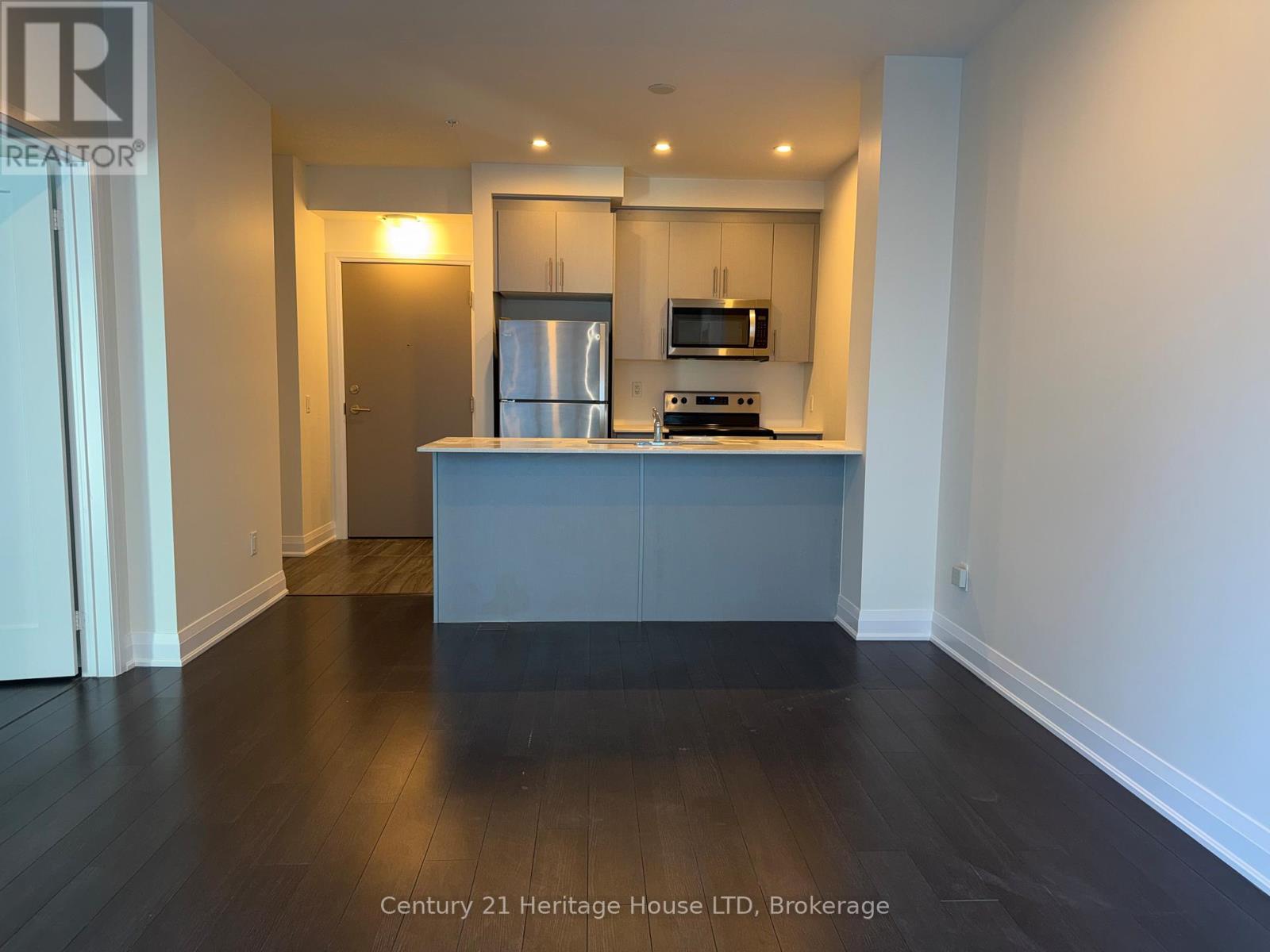 401 - 16 Concord Place, Grimsby, Ontario  L3M 4E8 - Photo 2 - X12984698